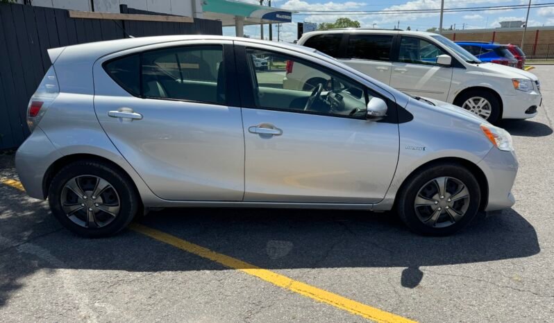 2013 Toyota Prius C Hybrid full